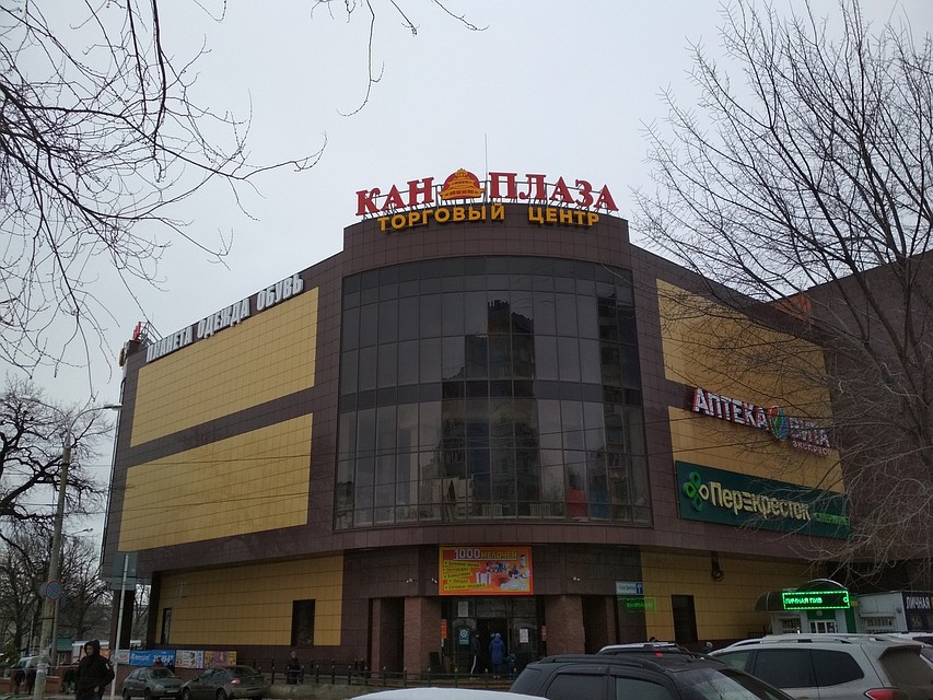 В ТЦ никого не пускают. Фото: Ольга НОВИКОВА