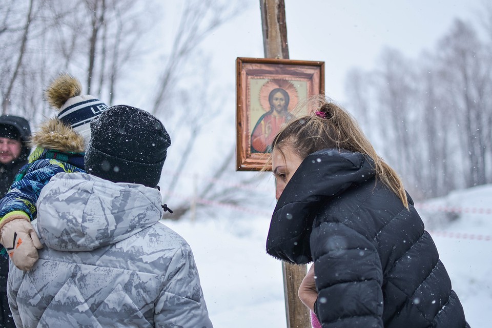 Вера в чудо заставляет множество людей окунаться в прорубь всего раз в год. Фото: Алена МАРТЫНОВА