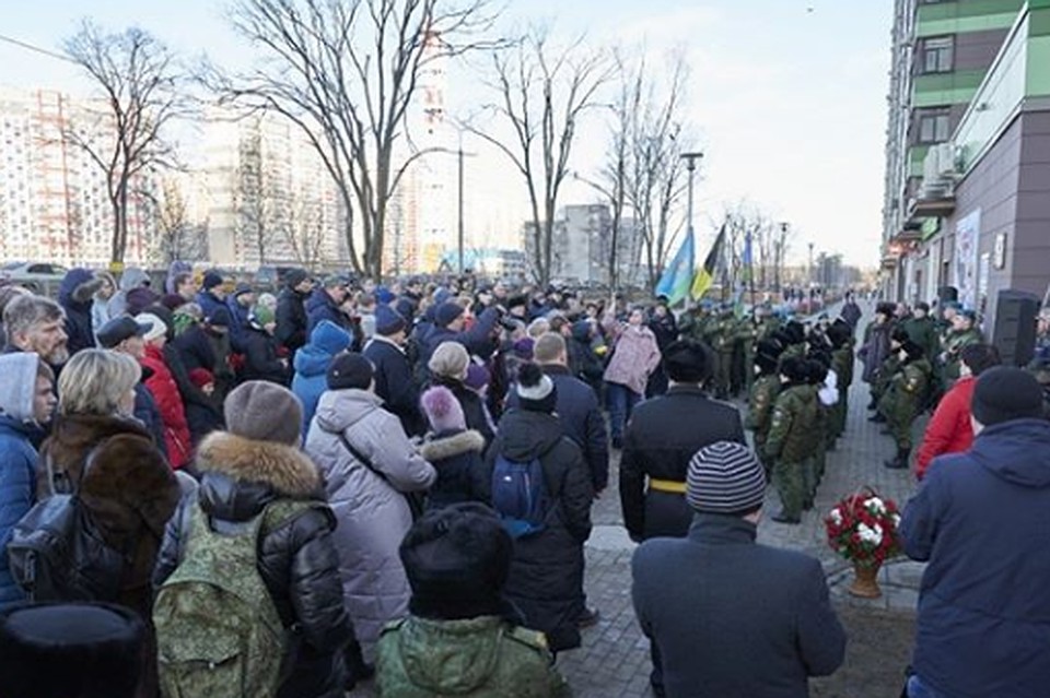 В торжественной церемонии открытия приняли участие родители и друзья погибшего, а также просто неравнодушные жители города Фото: соцсети
