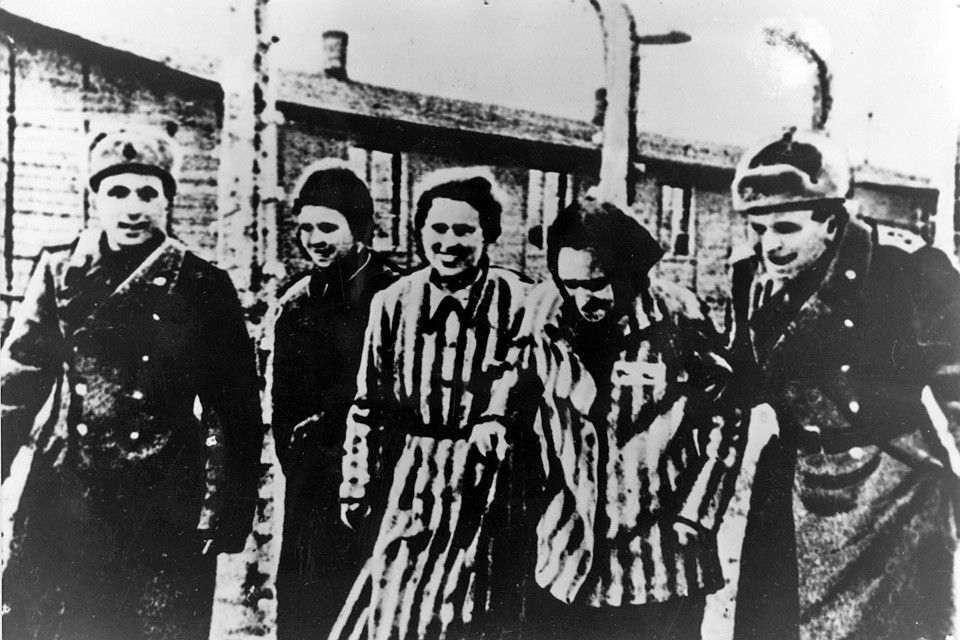 Освобожденные из немецкого лагеря смерти встречают бойцов Красной Армии. Фото: EAST NEWS