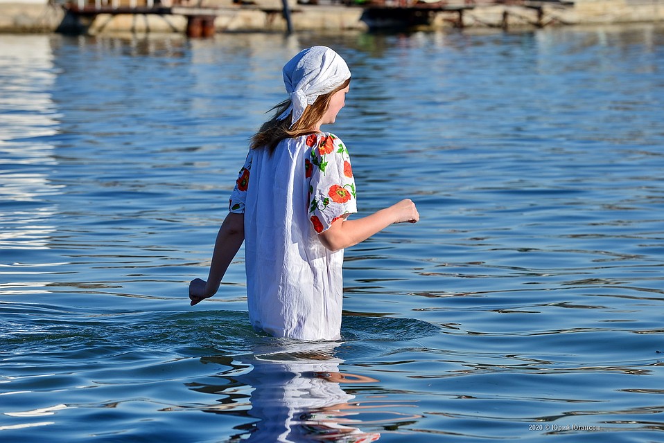 В воду многие заходят в сорочках Фото: Юрий ЮГАНСОН