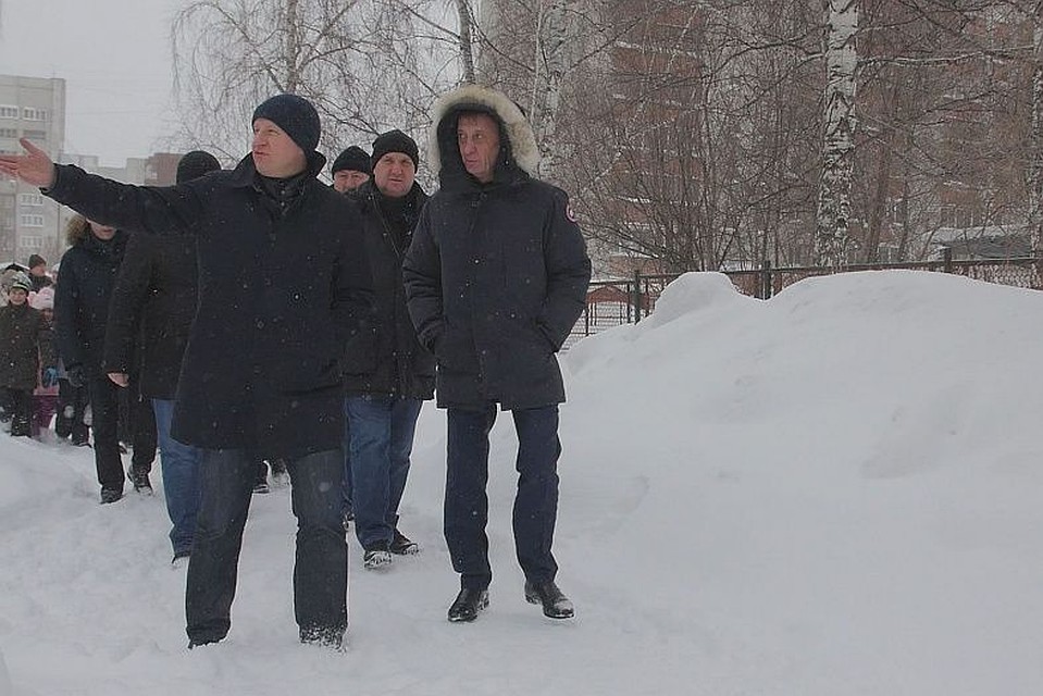 Виктор Томенко и Вячеслав Франк обходят улицы Барнаула с проверкой. Фото: пресс-службы администрации Барнаула