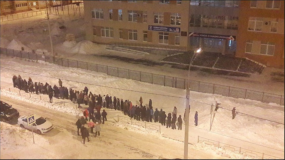 Вот так «штурмовали» лицей в мкрн «Столичный» в 2019 году. Родители занимали очередь с ночи, а все родственники подавали параллельно заявление через интернет Фото: Оксана Усик