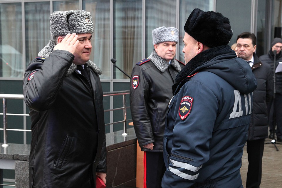 Руководитель Госавтоинспекции МВД России генерал-лейтенант полиции Михаил Черников вручает автоинспекторам ключи от новых автомобилей. Фото: МВД Московской области