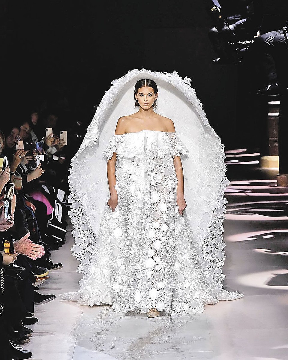 18-летняя дочь Синди Кроуфорд Кайя Гербер закрывала показ Givenchy. Фото: Instagram.com