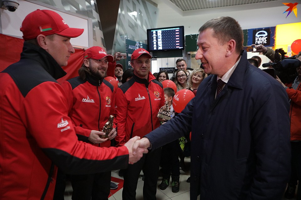 Гендиректор МАЗа Валерий Иванкович поздравляет команду. Фото: Святослав ЗОРКИЙ
