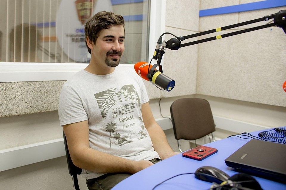 Иногда Чистомен снимает зеленую маску и приходит в студию радио КП-Челябинск. Фото: Валентина ВАГАНОВА