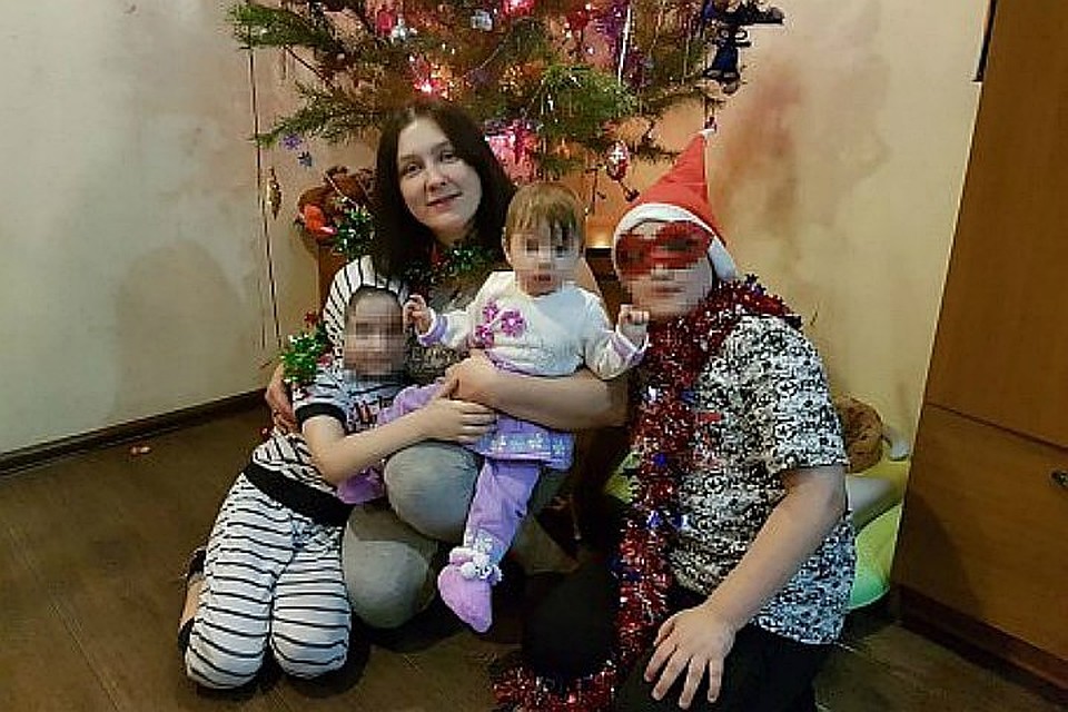 Юлия Снегур, у которой сейчас уже трое родных ребятишек, полюбила маленькую Софию (по центру на руках), как свою.