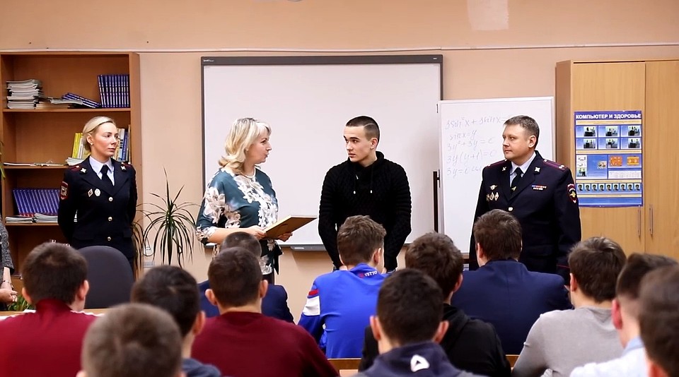 Полицейские пришли в колледж, чтобы наградить Максима Фото: Предоставлено пресс-службой УМВД по Владимирской области