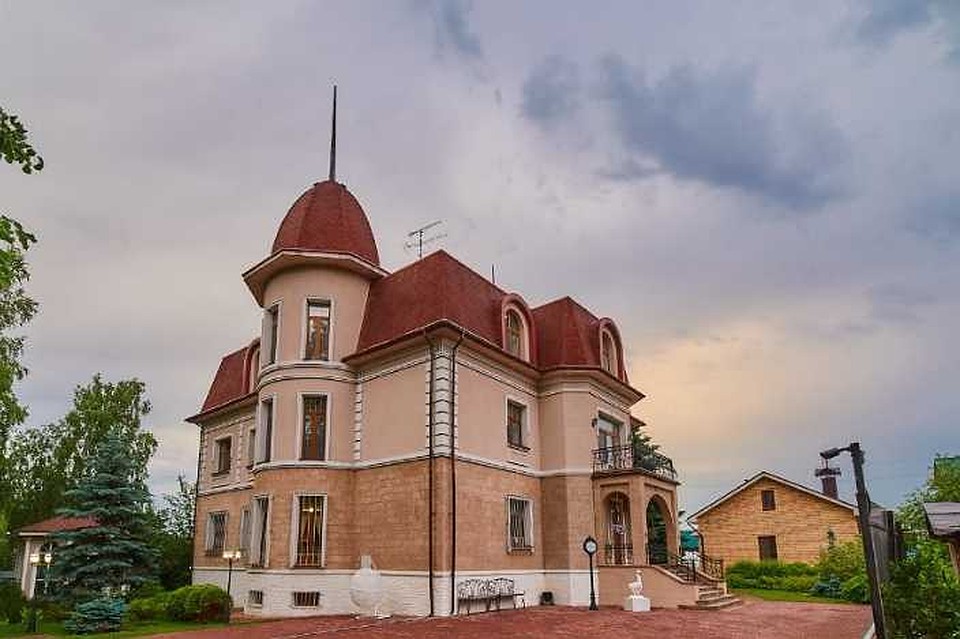 Этот замок скоромнее, но стоит в 2,5 раза дороже