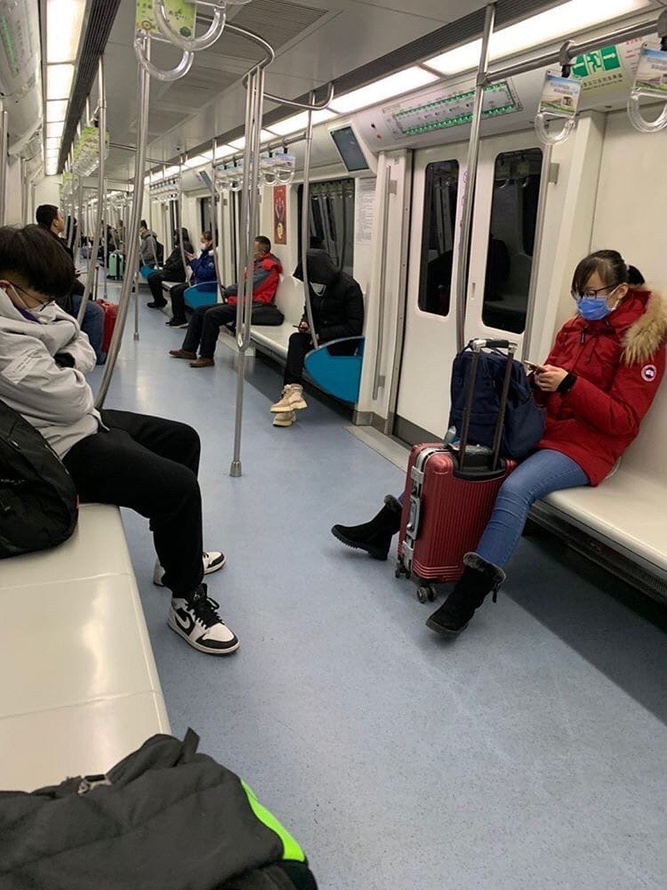 В метро люди садятся подальше друг от друга. Фото: Алена Повх