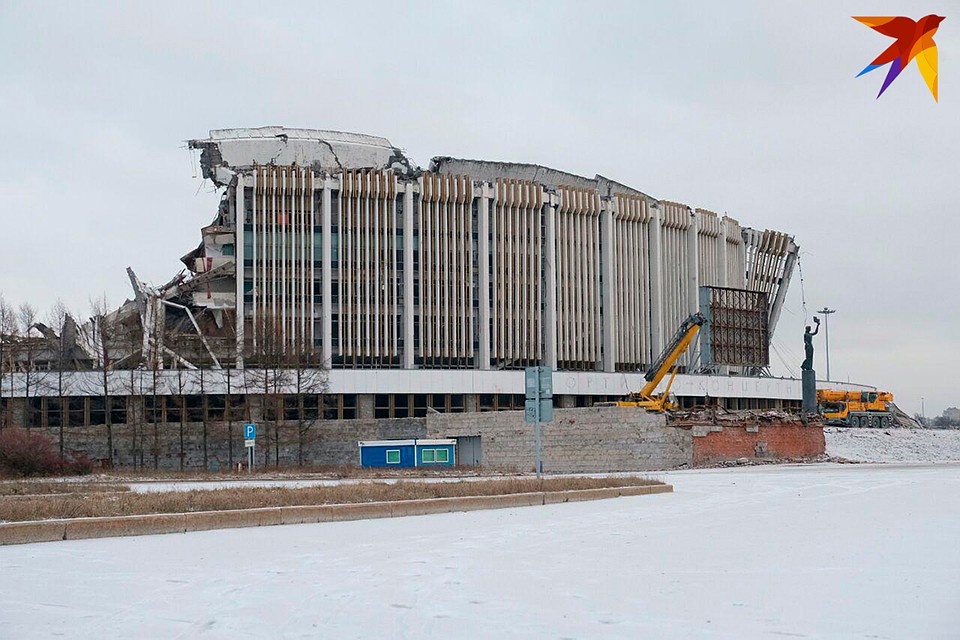ЧП произошло во время демонтажа крыши. Фото: Артем КИЛЬКИН