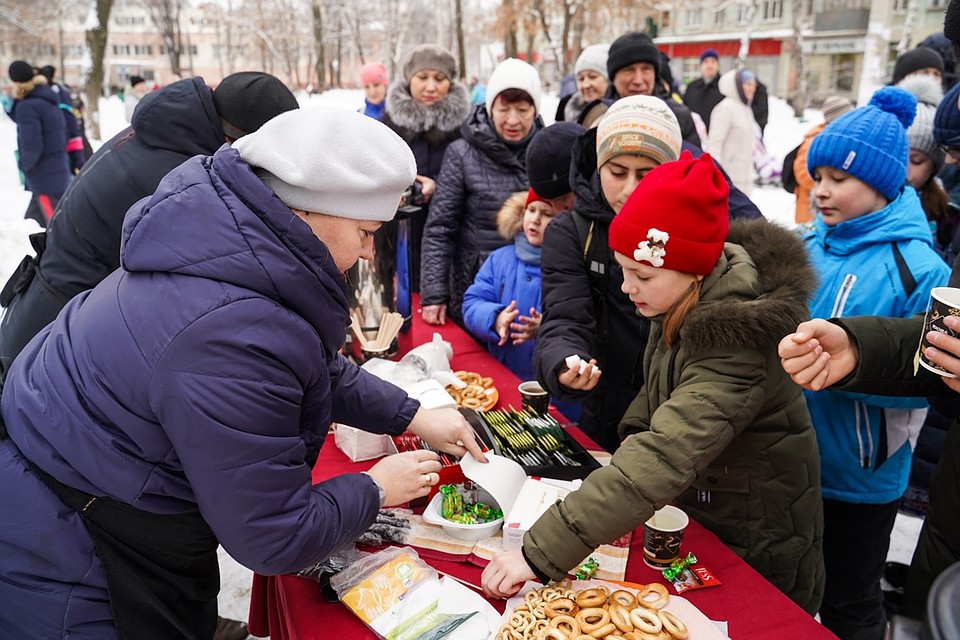Чаепитие с сушками и конфетами приготовил ресторан Сербиан Гриль Фото: Светлана МАКОВЕЕВА