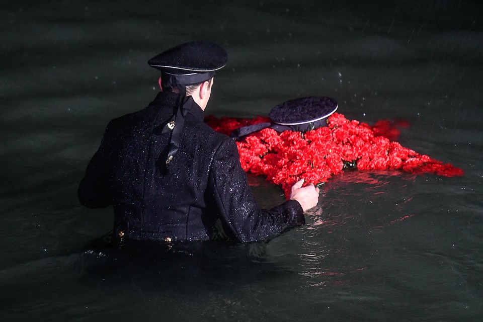 Спускание венка на воду Фото: Кирилл ВЕРШИНИН