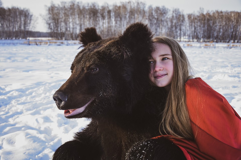 Мишку участницы фотосессии совсем не боятся. Фото: Алена МАРТЫНОВА