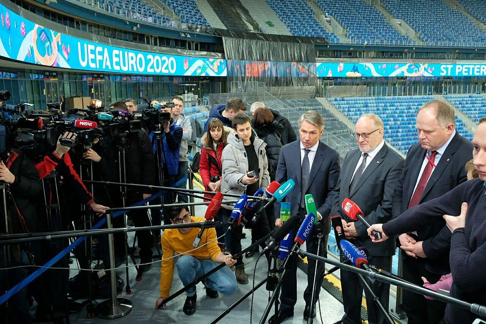 Эксперты УЕФА и оргкомитета ЕВРО 2020 с инспекцией посетили стадион "Газпром Арена". Фото: Артем КИЛЬКИН
