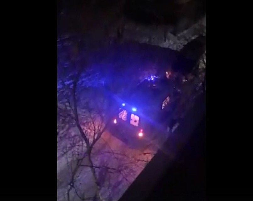 Женщине на улице Пирогова стало плохо, из-за этого прохожие ей вызвали "скорую". Фото: кадр с видеозаписи сообщества "Инцидент.Екатеринбург", vk.com