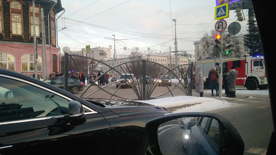 Люди пережидают эвакуацию на улице. Фото: читатель "КП" Антон