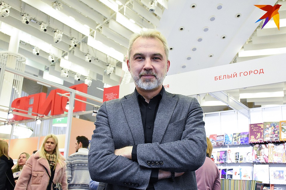 В этом году Альгерд Бахаревич выступал только на российском стенде книжной выставки. Фото: Татьяна МАТУСЕВИЧ