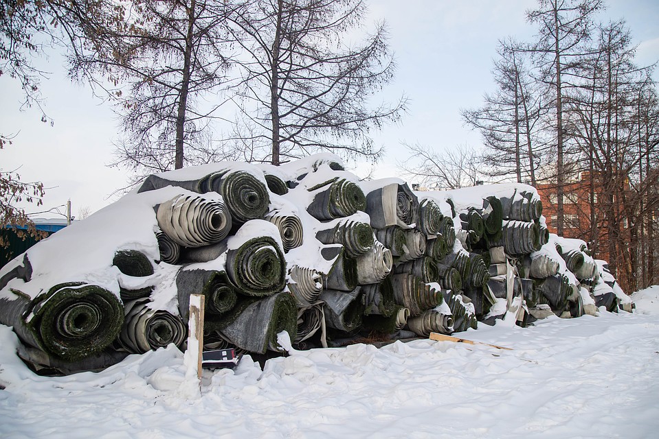 Старый футбольный газон пока «отдыхает» рядом, на улице. Фото: Валерий ЗВОНАРЕВ