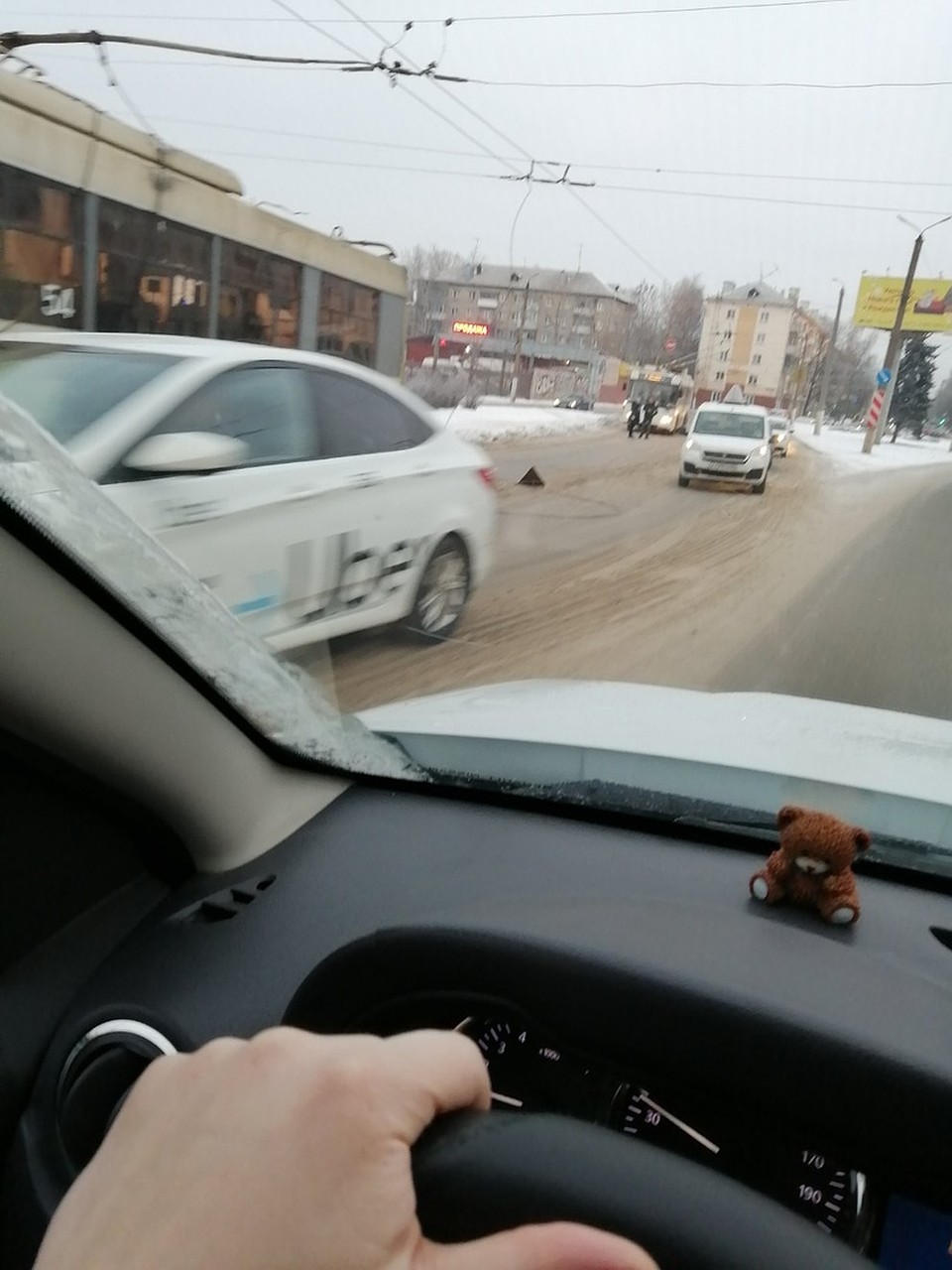 Троллейбусы сломались на подъёме на Юный мост. Фото: Татьяна Берлинова / vk.com/podslyshano_y_voditelei69