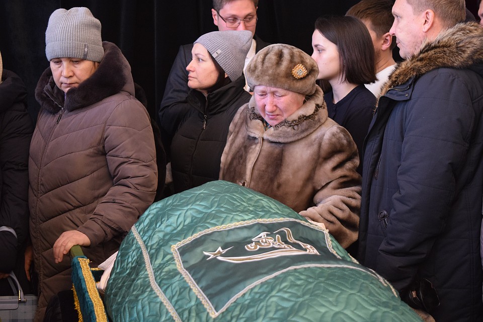 После окончания гражданской панихиды горожане все еще прощались с депутатом. Фото: Алина ГАБДУЛИНА