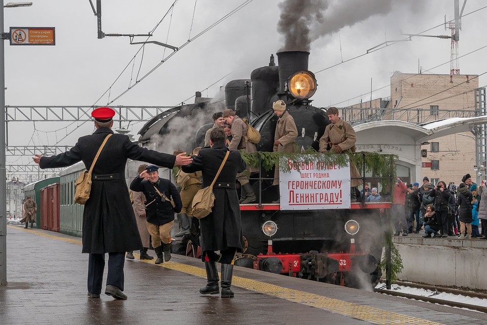 Великий паровоз встречали с такой же радостью, как и 77 лет назад Фото: Олег ЗОЛОТО
