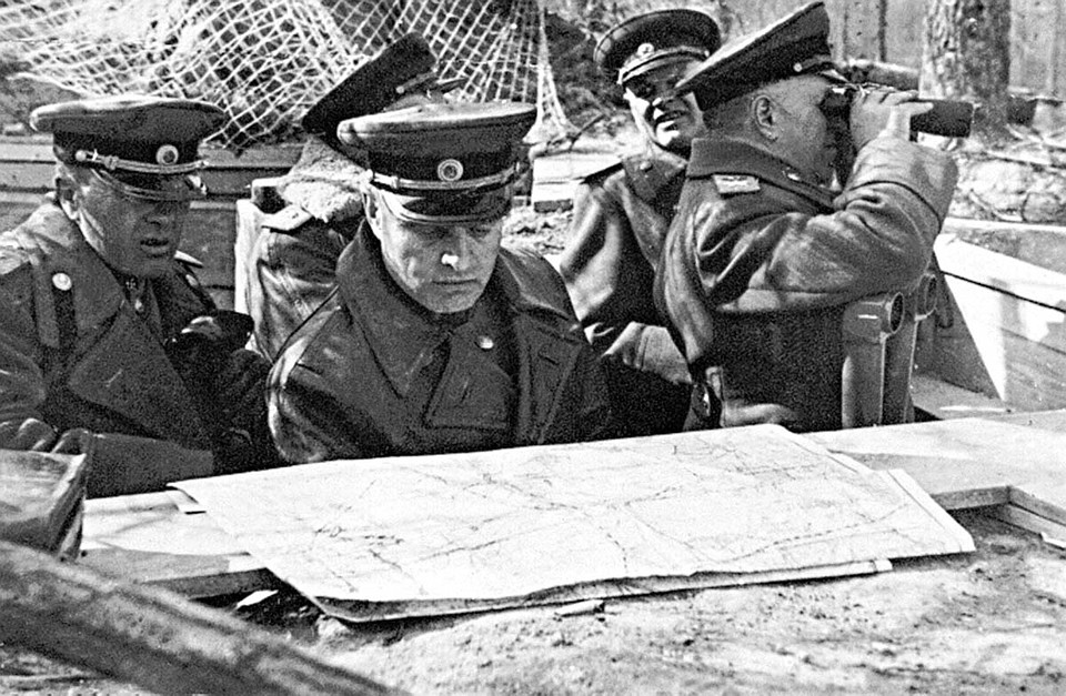 Начальник артиллерии 1-го Белорусского фронта генерал-полковник артиллерии В.И. Казаков (в центре) на наблюдательном пункте. Берлинская операция. Германия, май 1945 г. Фото: Министерство обороны РФ