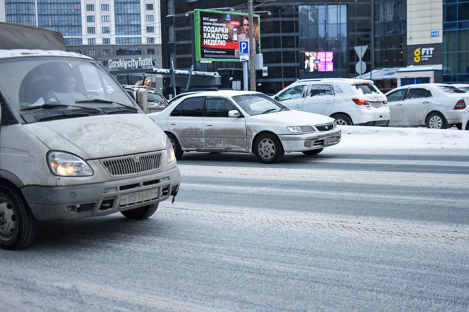 На дорогах - каток. Фото: Алена МАРТЫНОВА