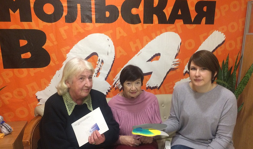 Каждому свое! Редактор сайта «Комсомолки» Елена Реутова (справа) вручила: для комфорта ног - ортопедические стельки от салона «Атлетика» Алевтине Дегтяревой (в центре), а для здоровья зубов – карту скидок от клиники «Фокус» Ольге Гринь.