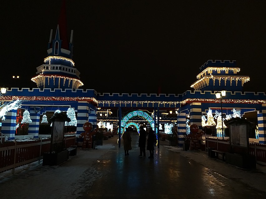 Набережная оформлена в едином новогоднем стиле. Фото: Кира Санникова