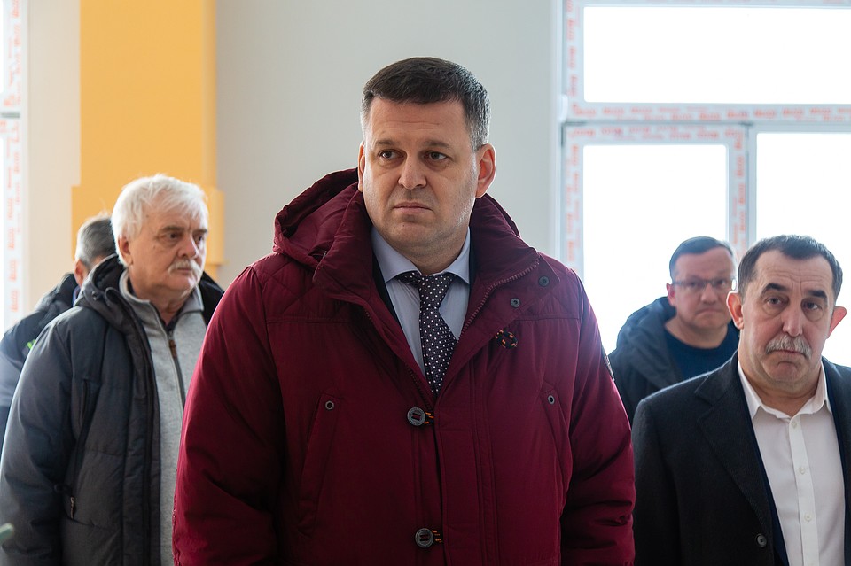 Заместитель главы города Владимир Шамне каждую неделю выезжает на стройплощадку важного объекта. Фото: Валерий ЗВОНАРЕВ