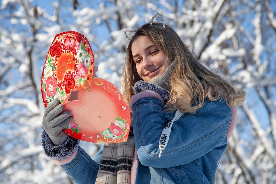 Влюбленные дарят друг другу открытки в форме сердца с самыми сердечными пожеланиями Фото: Николай ОБЕРЕМЧЕНКО