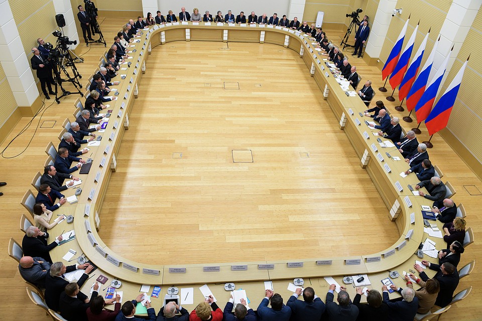 Участники встречи президента с членами рабочей группы по подготовке предложений о внесении поправок в Конституцию РФ. Фото: Алексей Дружинин/пресс-служба президента РФ/ТАСС