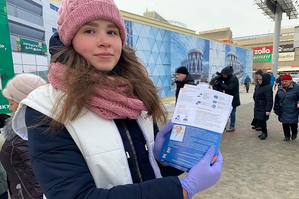 Вместе с масками молодогвардейцы раздавали горожанам небольшие памятки — листовки.