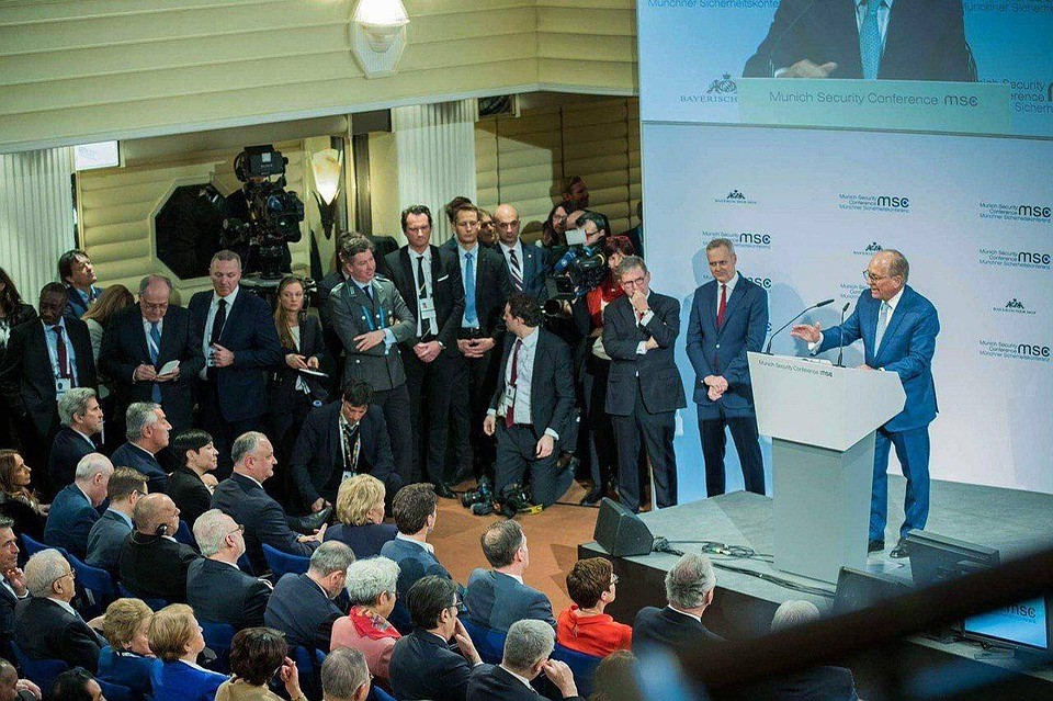 Вокруг глав государства много журналистов.
