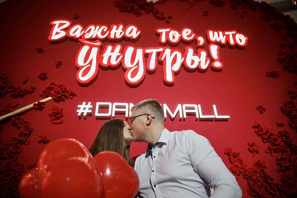 Любимой фотозоной зрителей стало огромное алое сердце с романтичной надписью «Важна тое, што ўнутры!». Фото: Павел МАРТИНЧИК