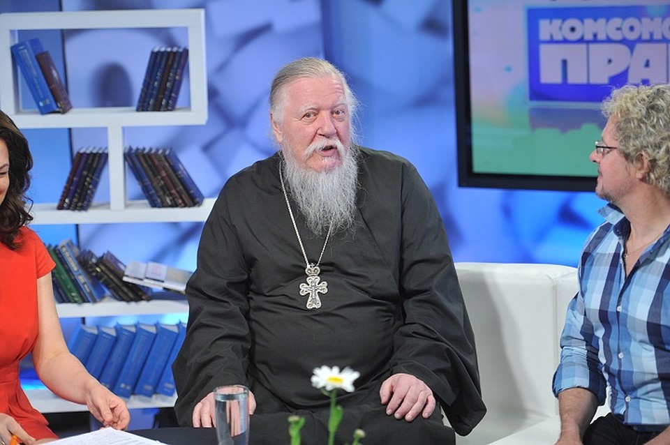 Протоиерей Смирнов назвал гражданских жен "бесплатными проститутками" Фото: Владимир ВЕЛЕНГУРИН