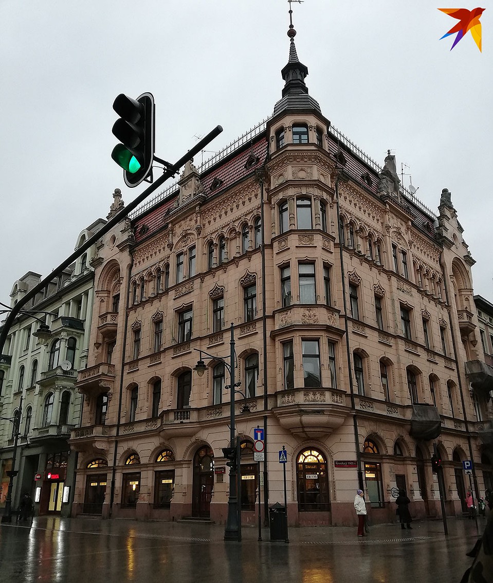 Каждое здание на пешеходной улице Петрковской уникально. Фото автора