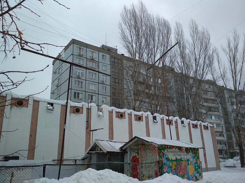 Расписанные красочными цветами стены сразу притягивают взгляд - как будто кусочек лета посреди зимы. Фото: Ольга НОВИКОВА