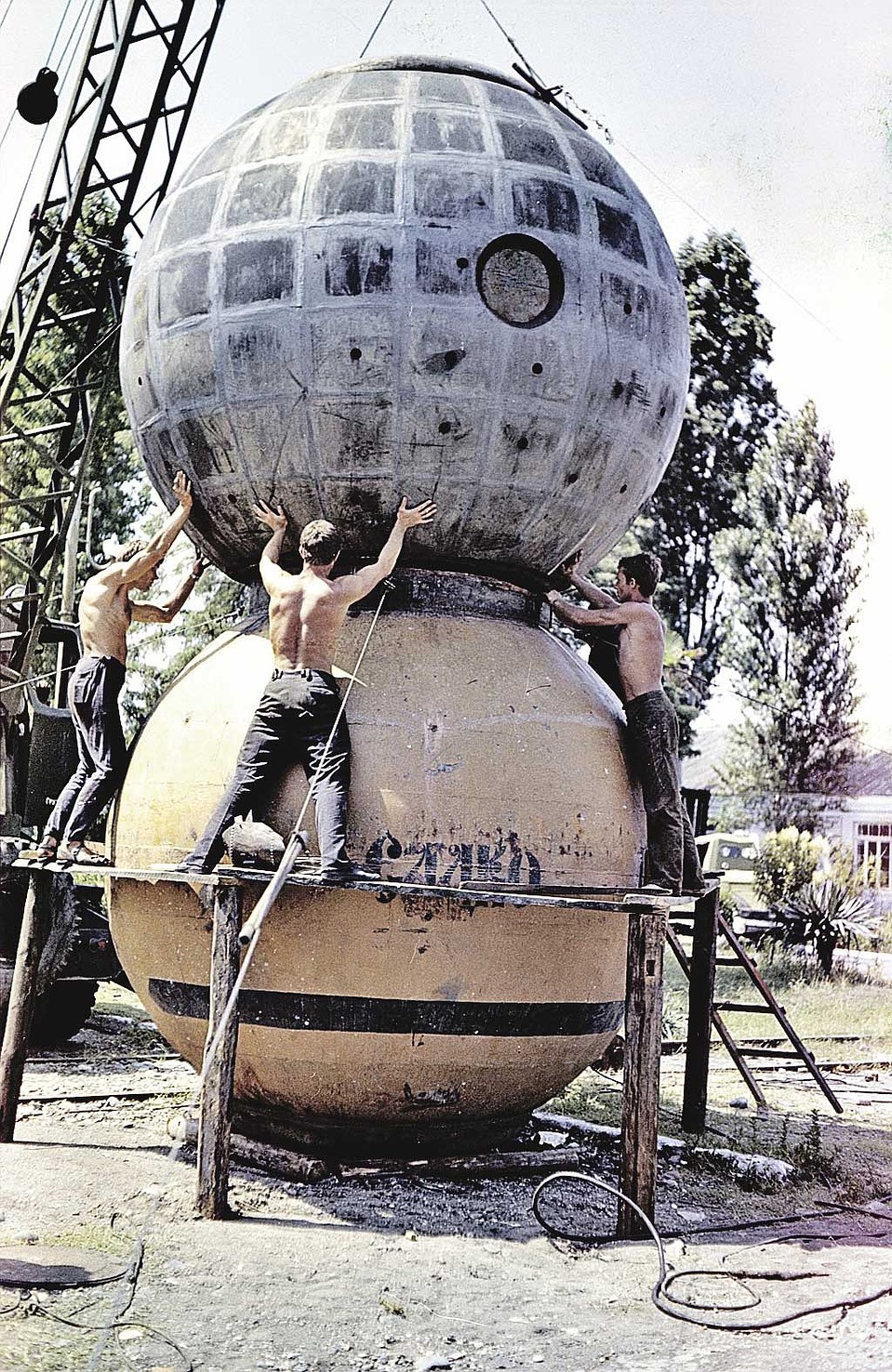 Так монтировали «Садко-2». «Дом» состоял из двух сфер, установленных одна на другую. Фото: Из архива Виталия Сычева.