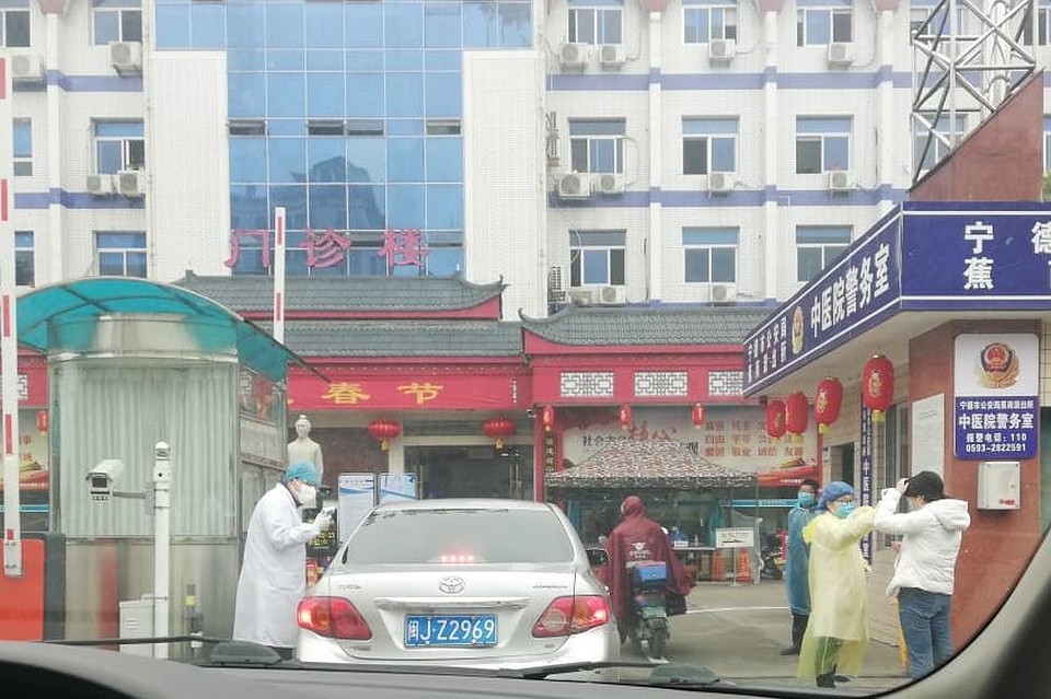 Повара с танкера пришлось везти в больницу из-за травмы спины. Фото: предоставлено «КП» экипажем