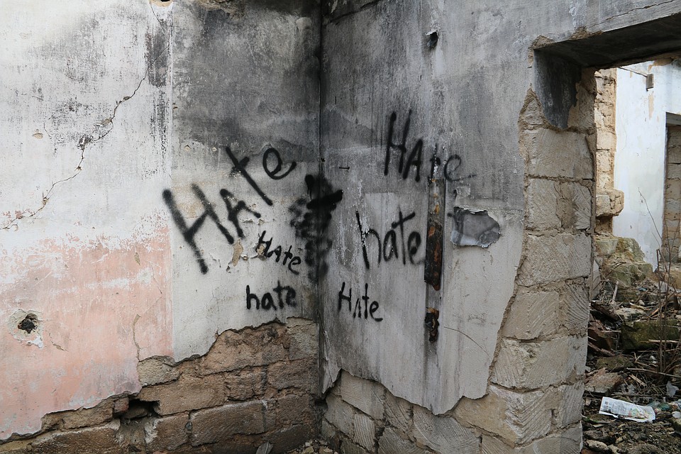 Внутри стена расписана словом «Hate» - в переводе с английского «Ненависть». Именно это слово написал на футболке Росляков Фото: Анастасия ЖУКОВА