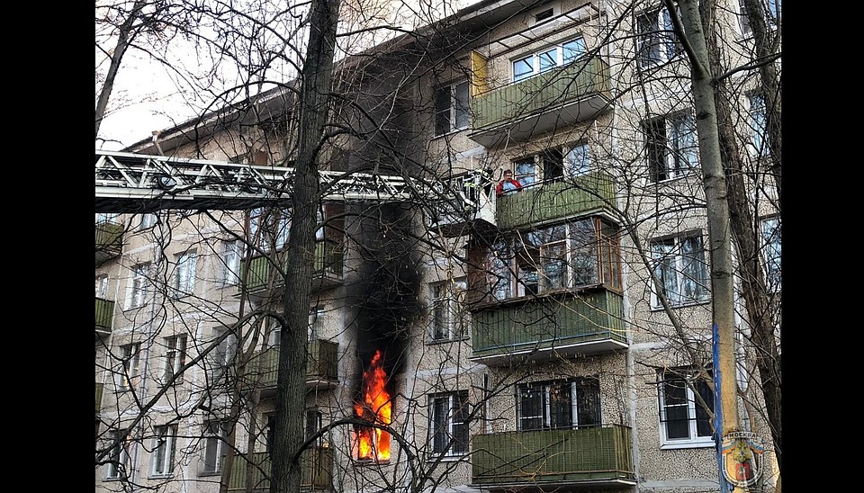 Некоторых жильцов пришлось эвакуировать с балконов. Фото: ГУ МЧС по Москве