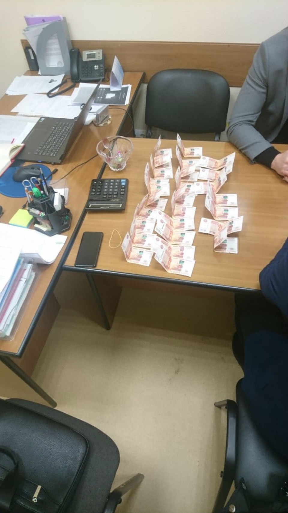 Предварительный размер взятки - 200 тысяч рублей. Фото: СКР по Мурманской области