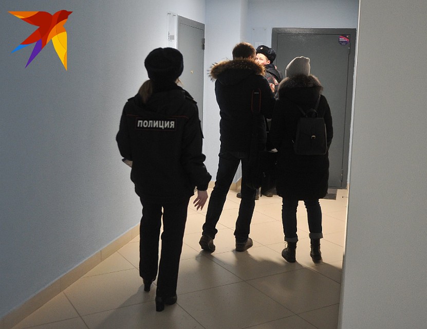 В субботу к Елене домой пришли сотрудники полиции, чтобы отвезти ее детей в больницу в сопровождении медиков. Фото: Алексей БУЛАТОВ