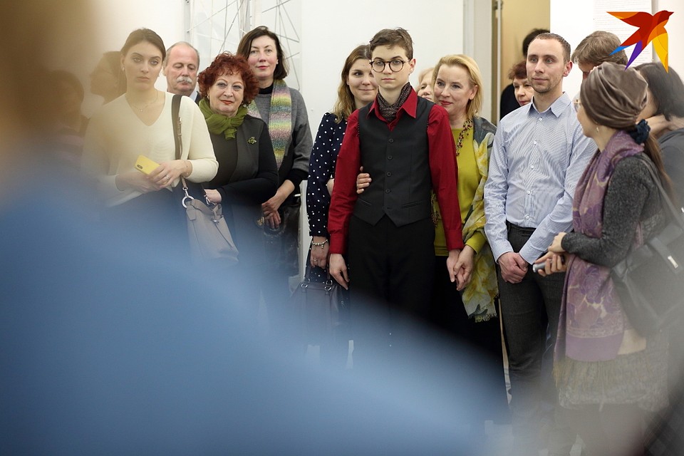Справа от Максима - Ирина Пушкарева, руководитель инклюзивного Театра «і». Слева - психолог Екатерина Шуляковская Фото: Святослав ЗОРКИЙ