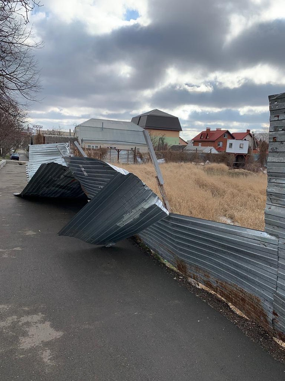 Забор сдуло ветром на улице Красных Партизан в Краснодаре