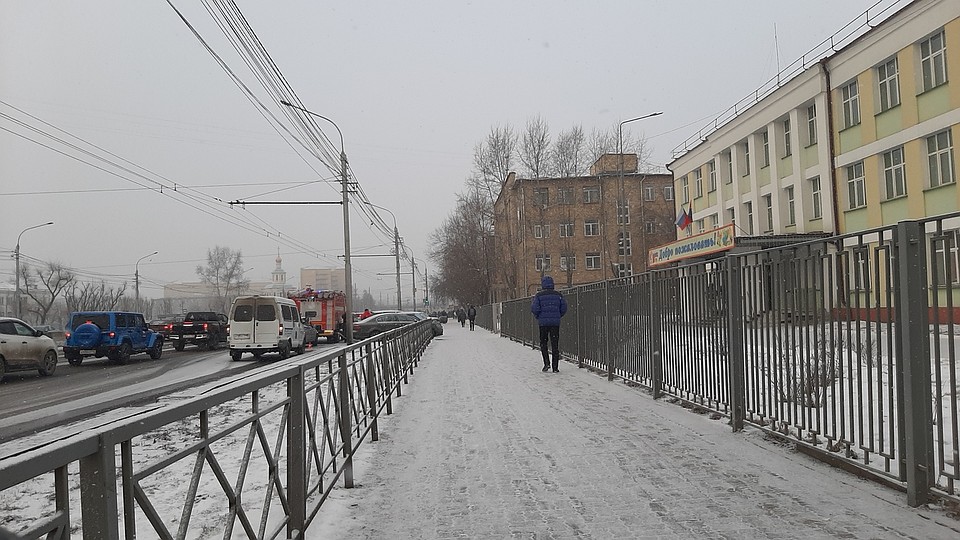 На Партизана Железняка та же картина: спецмашины стоят у школ.