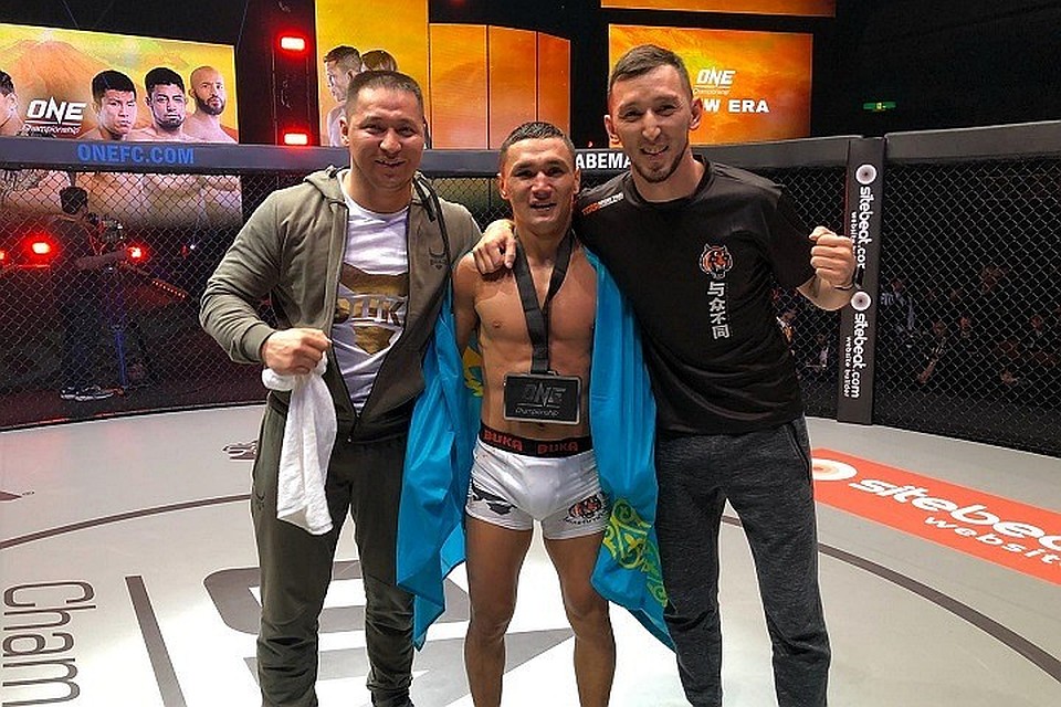 Саят Абдрахманов вместе с бывшим претендентом на титул One championship Кайратом Ахметовым.